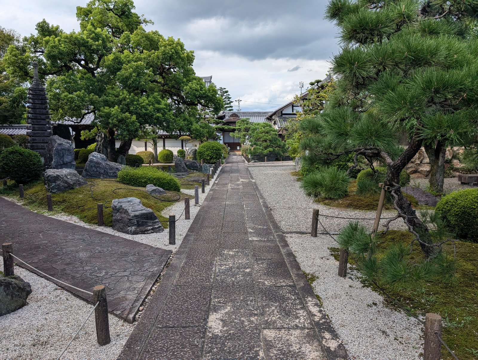 門を入った先の参道と庭。曇っていたが、静かだった