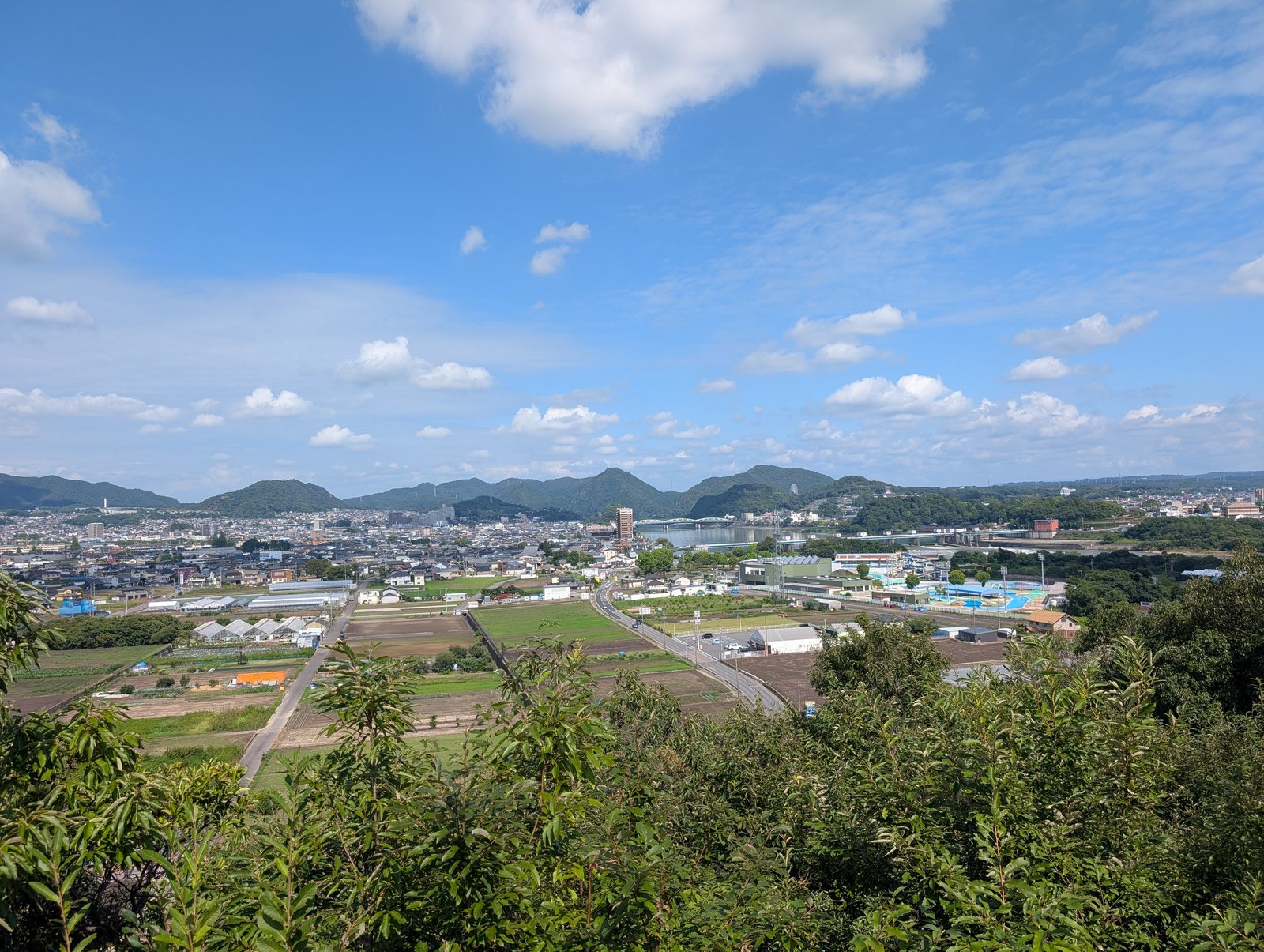 展望台から見た木曽川と犬山橋、対岸の犬山市街（2026年9月撮影）