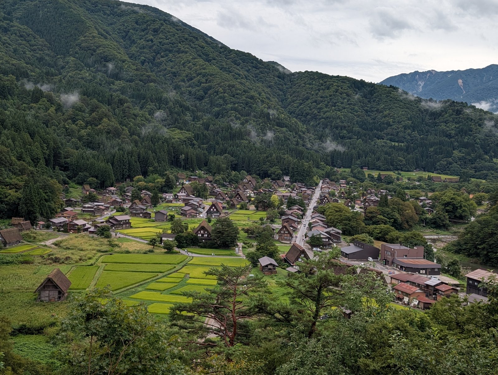 荻町城跡の展望台から見た荻町集落。マップはこの場所を「雛見沢村の全景を見渡せる場所のモデル」と書いている（2026-08-27 撮影）