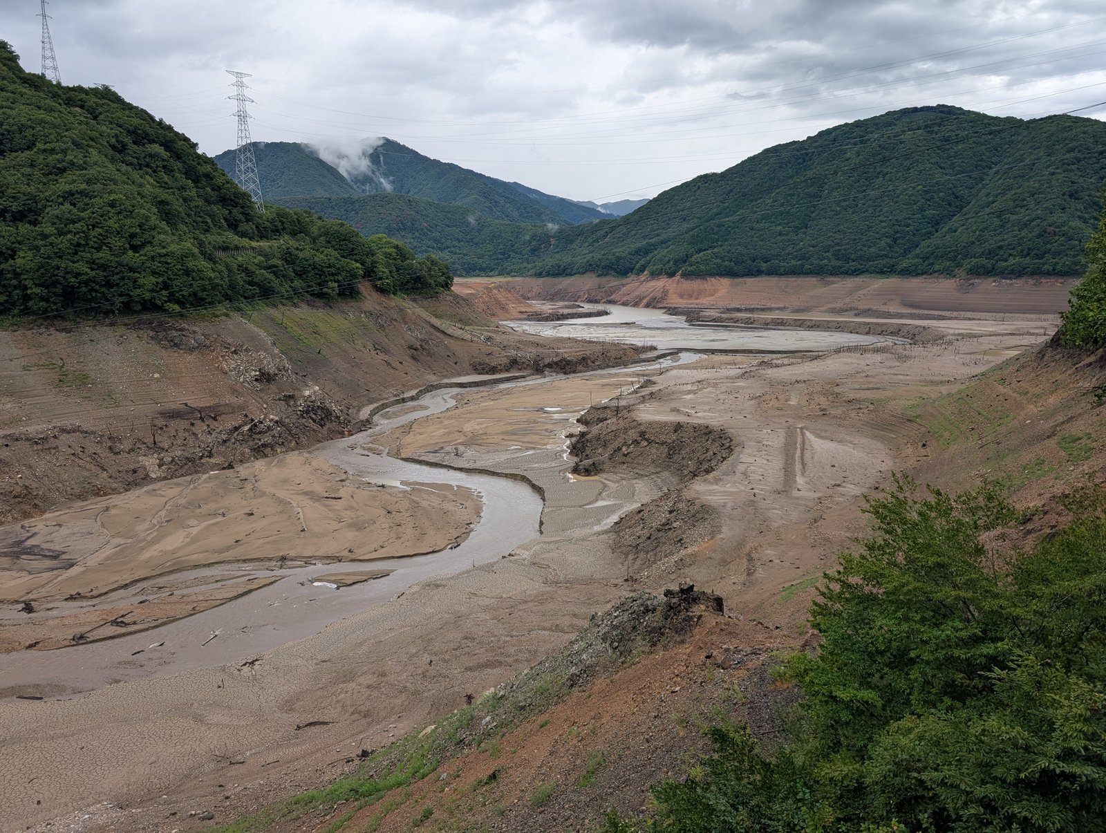 尾神橋から見た御母衣湖。水が引き、湖底の砂泥地と蛇行する川筋が現れていた（2026-08-27 撮影）