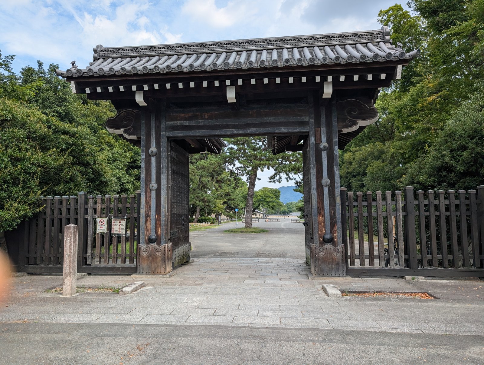 蛤御門。烏丸通に面して立つ