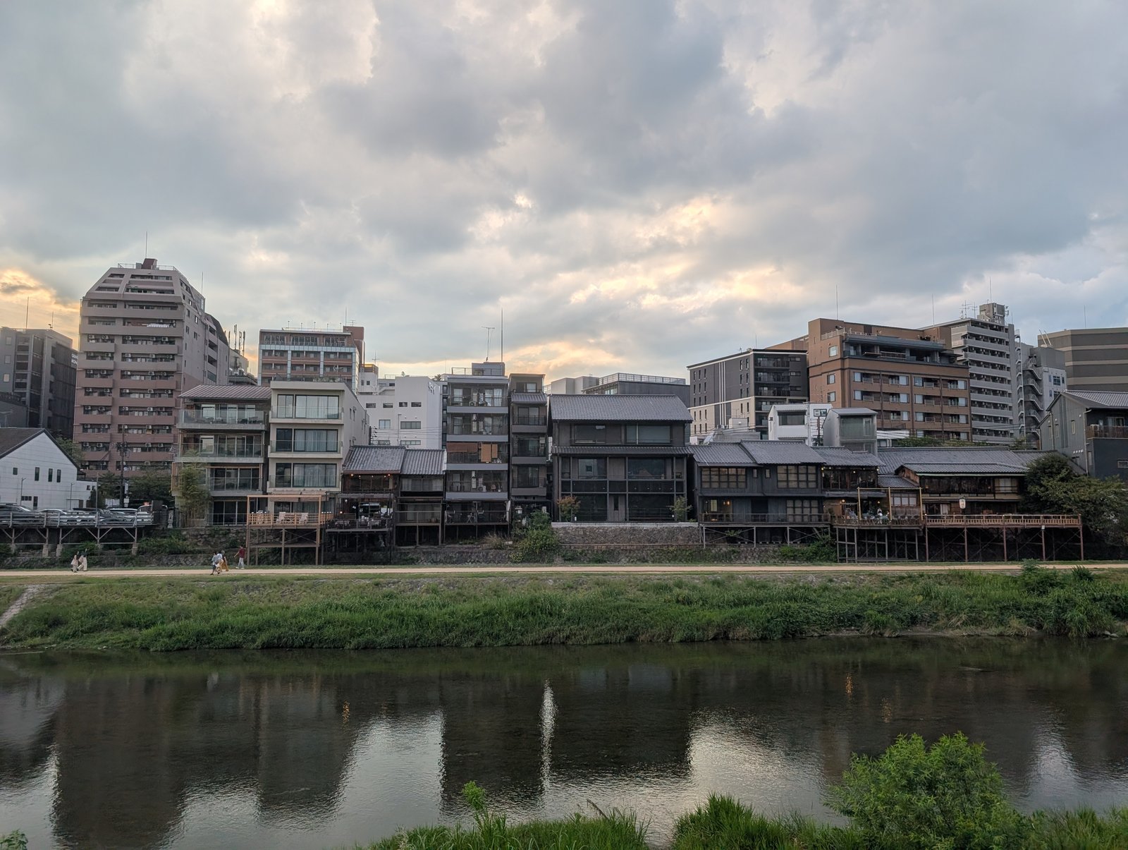 五条大橋の手前。川に張り出した床が並び、店が続く