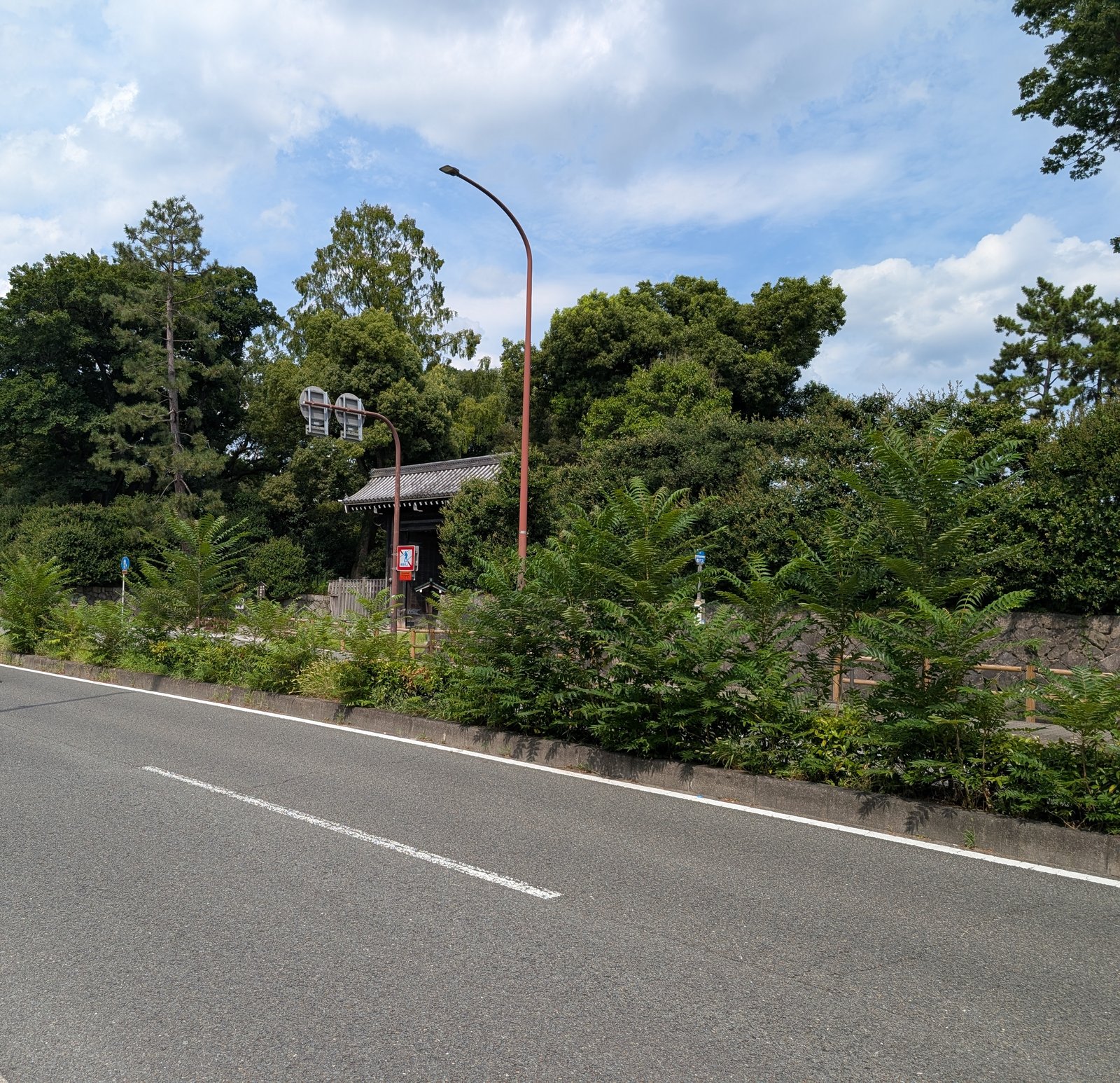 京都御苑の西、烏丸通。生垣の向こうに小さな門が見える