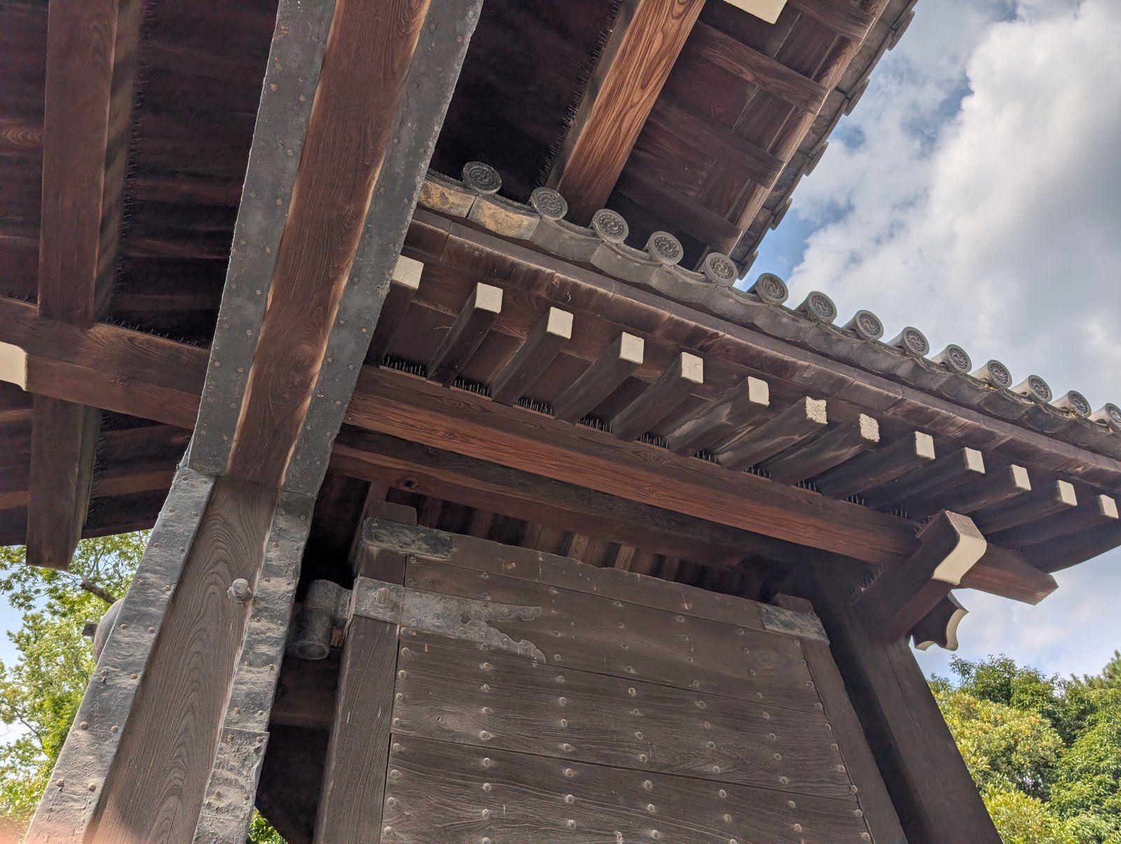 門の下から見上げた梁と垂木