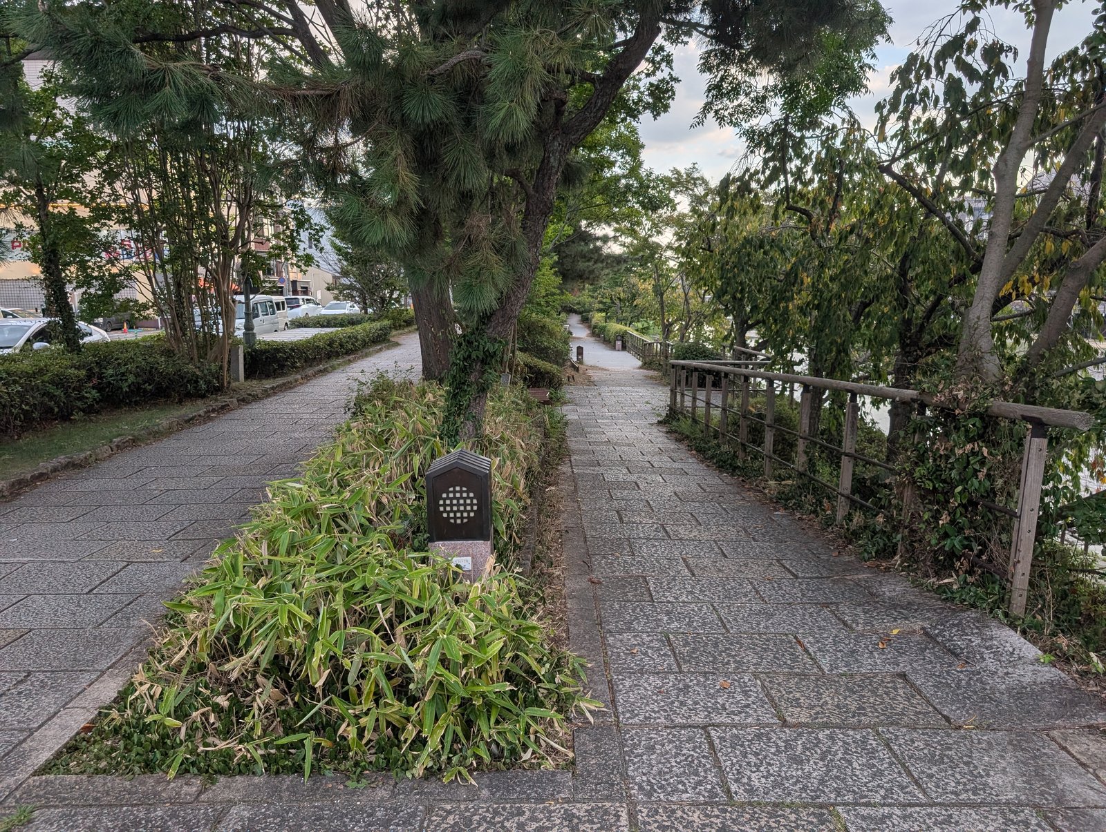 鴨川沿いの遊歩道。ここから南へ歩いた