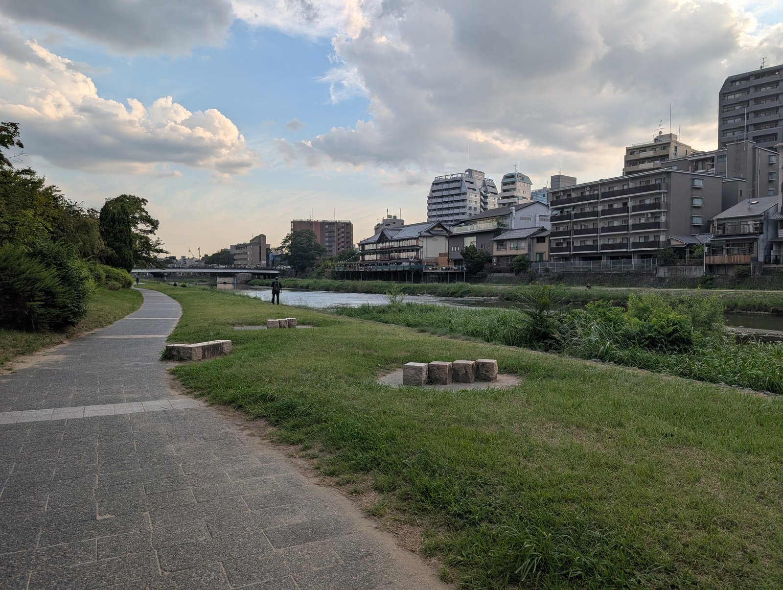 遊歩道が分かれる。ここから南に店はない