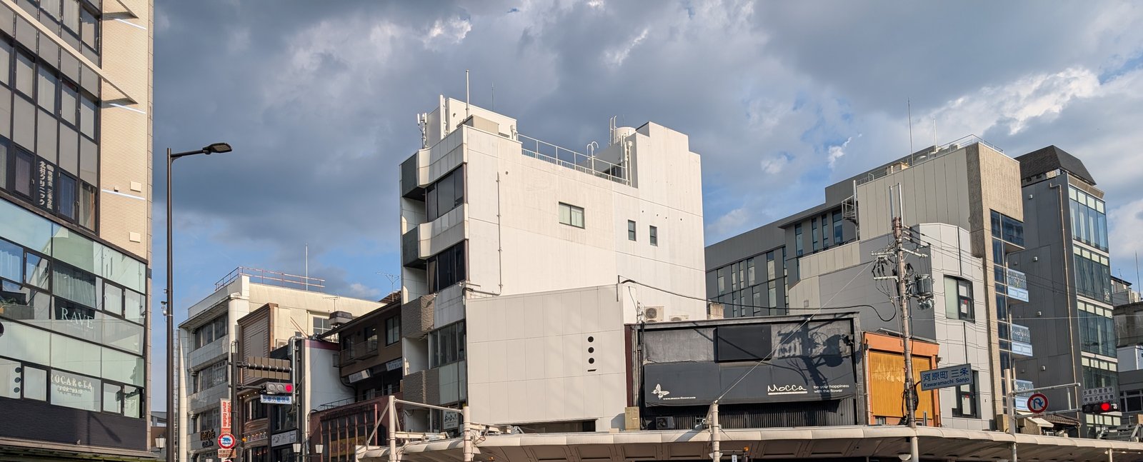 三条通と河原町通が交わる交差点。標識に「河原町 三条」とある。池田屋の碑はここから三条通を東へ、木屋町通の手前