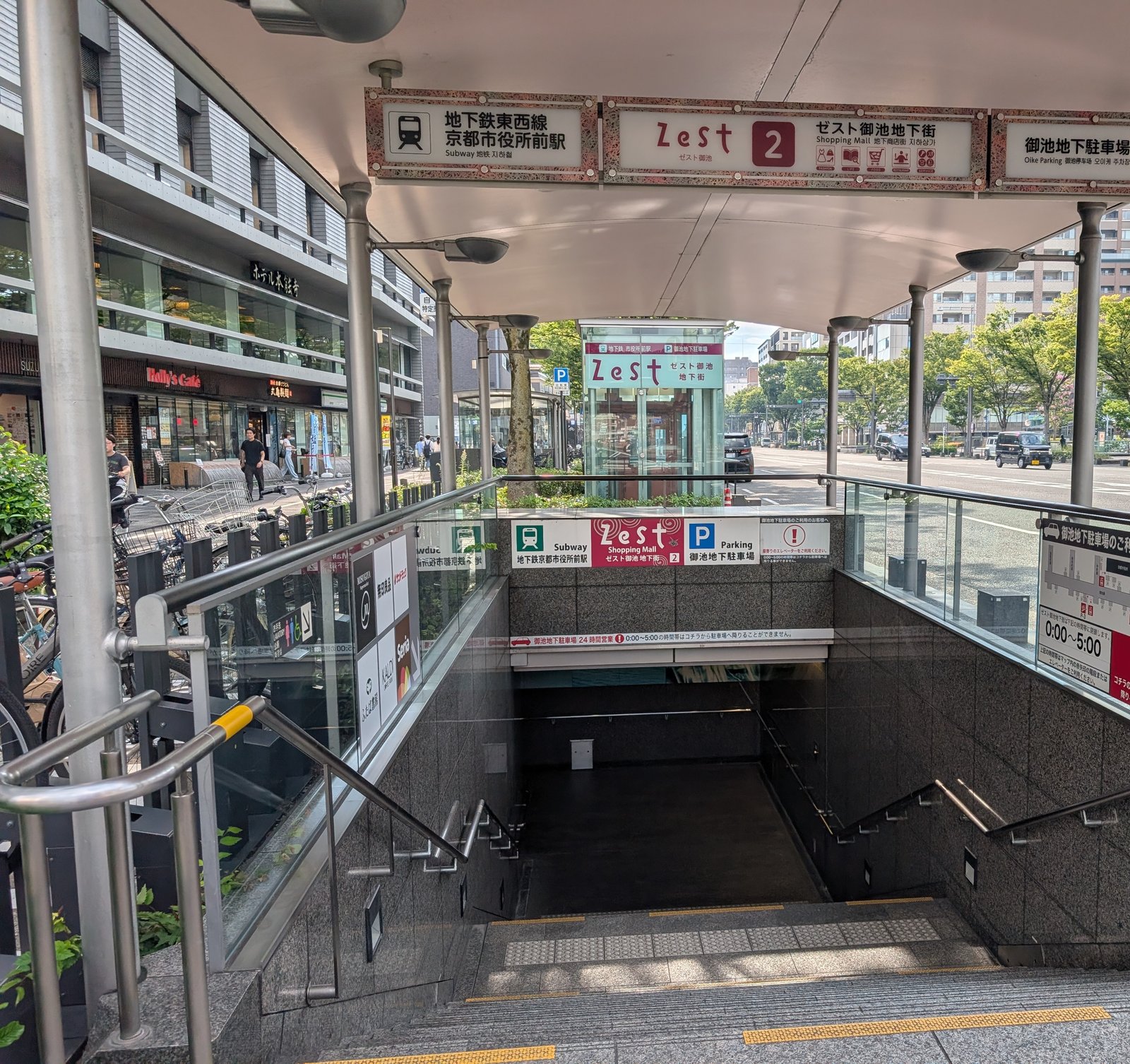 河原町通側の地下鉄の出入口。「2」の番号と、京都市役所前駅・ゼスト御池地下街の案内が出ている
