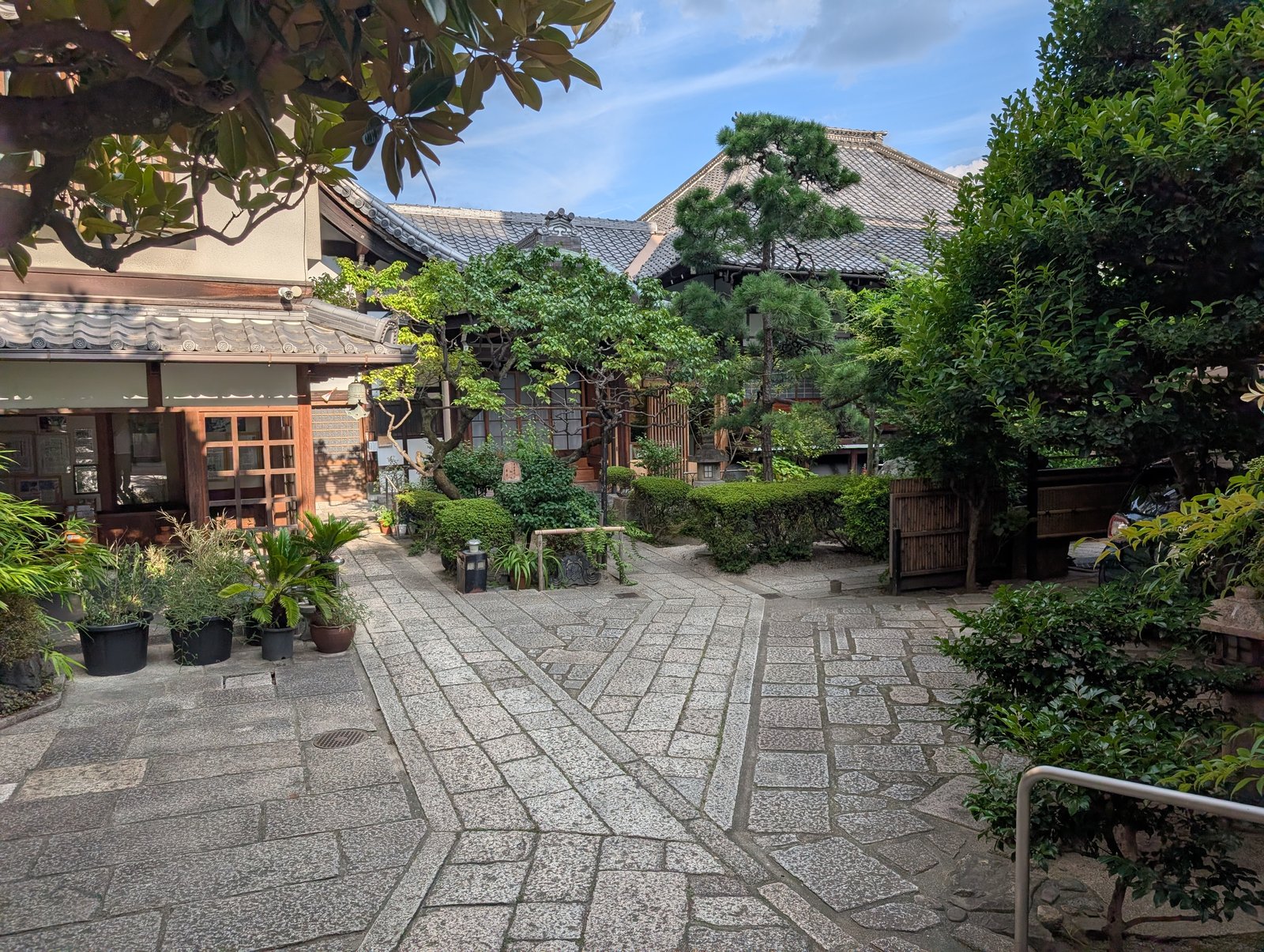 山門をくぐった先の境内。石畳の道と植木