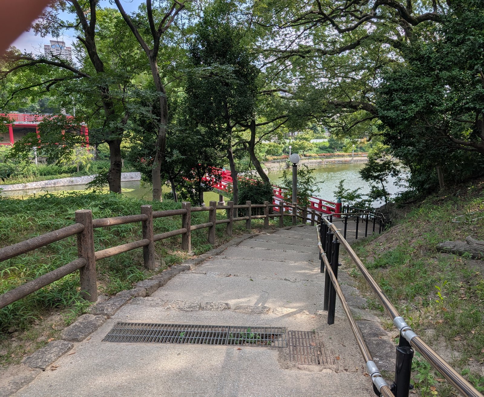 茶臼山の斜面を下りる道。先に河底池と朱の和気橋が見える