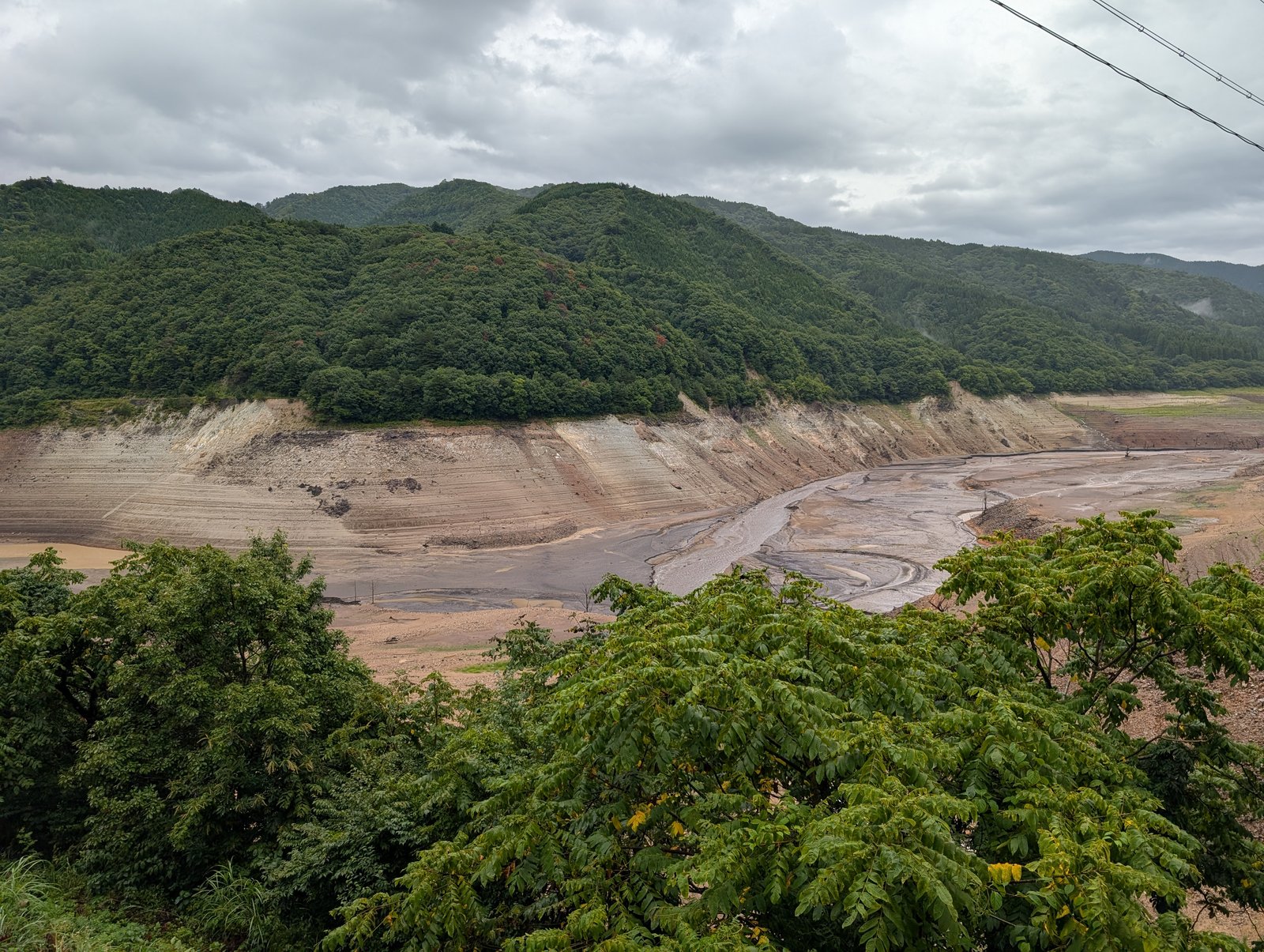 荘川桜公園の湖畔から見た御母衣湖。水位が下がり、岸の斜面が階段状に現れている