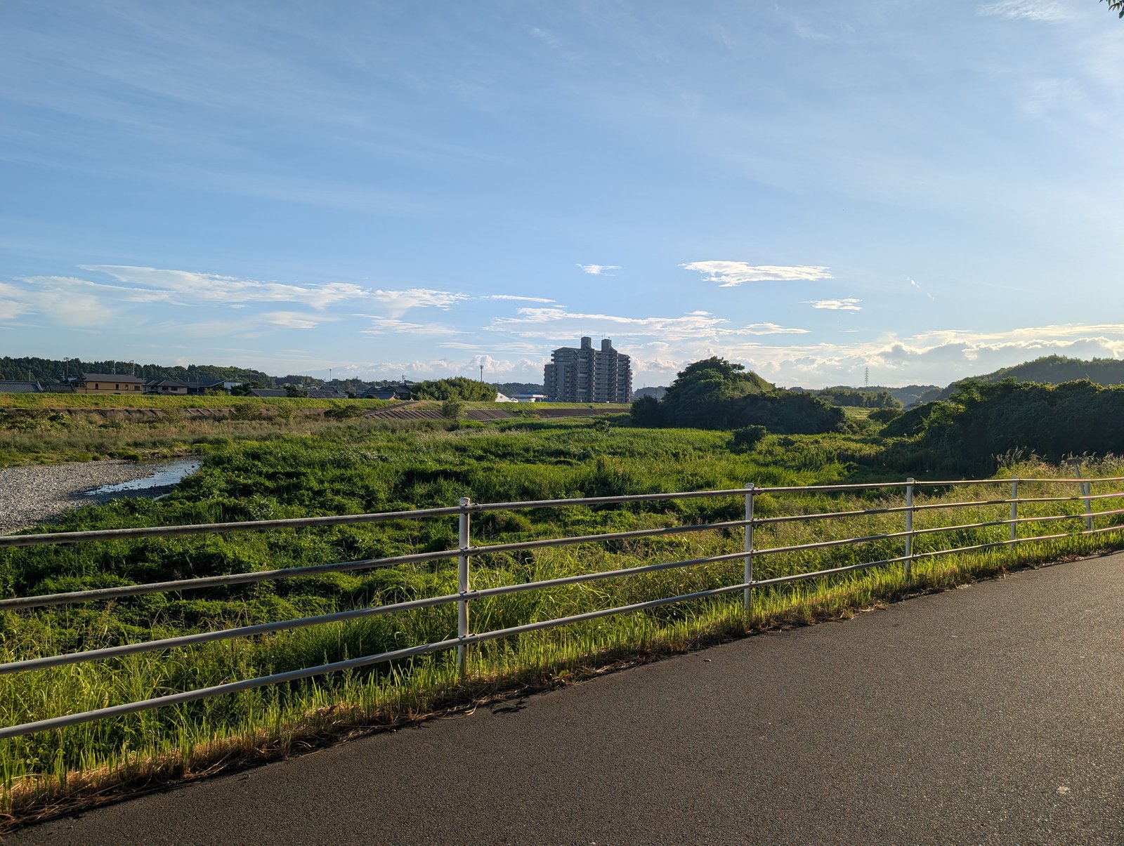 登城口へ向かう川沿いの道から見た景色