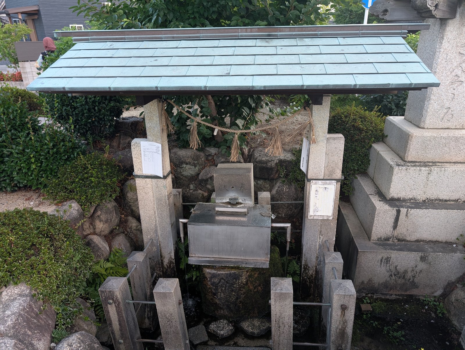 鳥居の下の手水所。屋根の下に水の出口