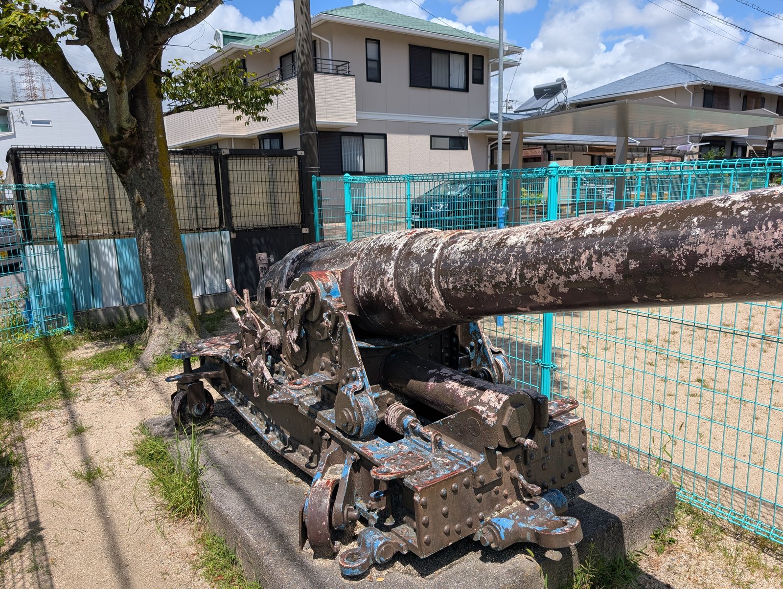 砲身の近景。塗装が剥がれ、地中にあった時間をうかがわせる
