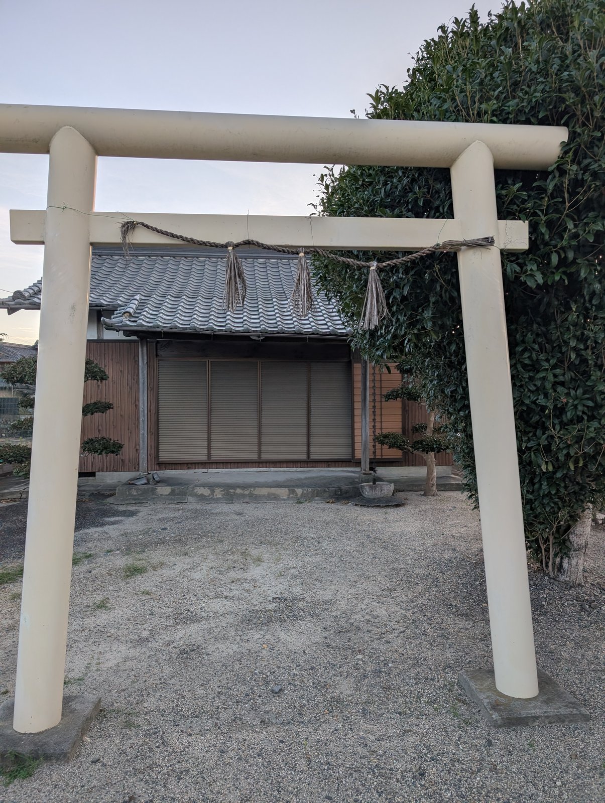 登城口から南へ約180mの川沿いで見つけた鳥居