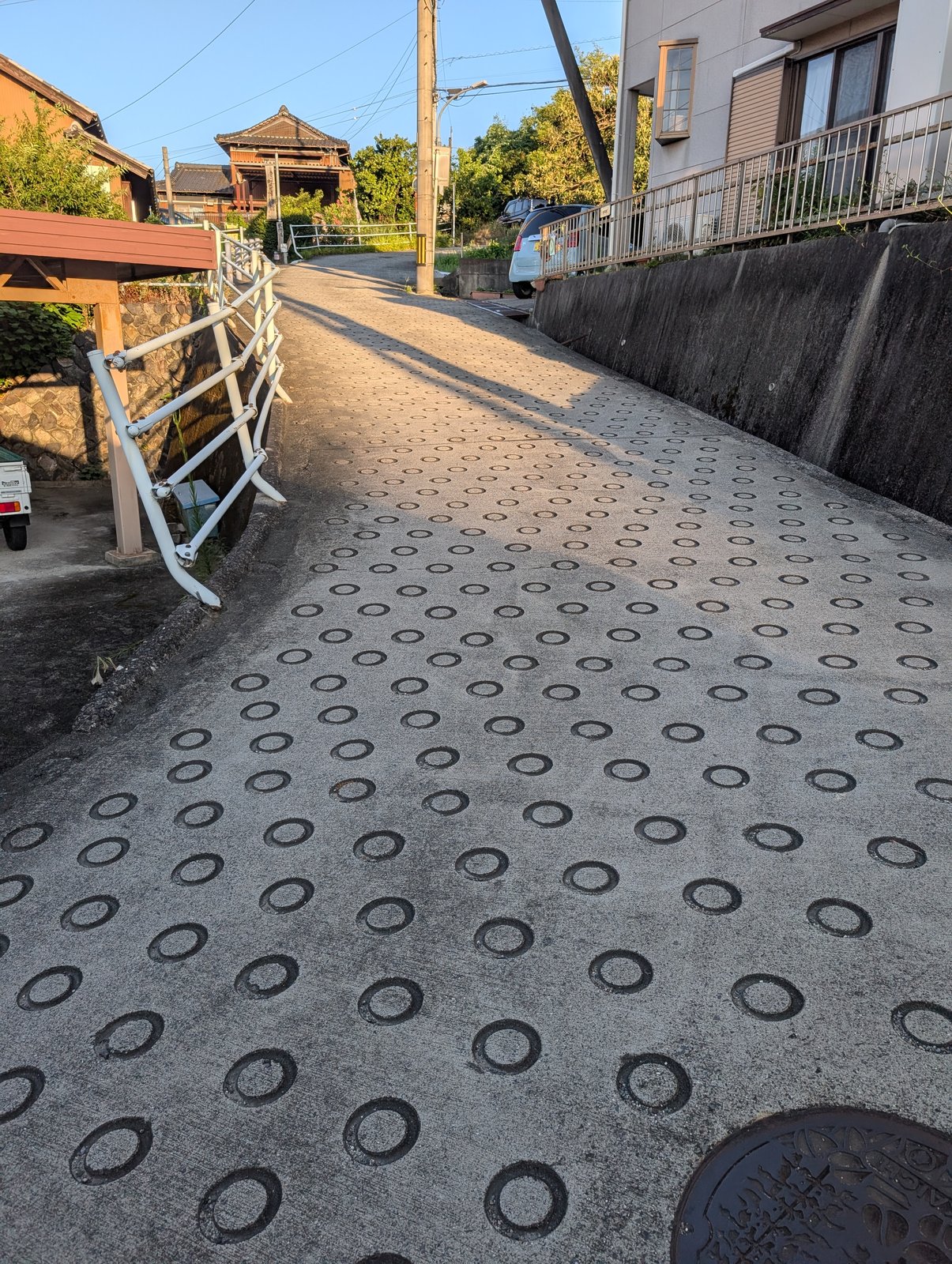 杖衝坂。路面の丸模様は二輪車の滑り止め