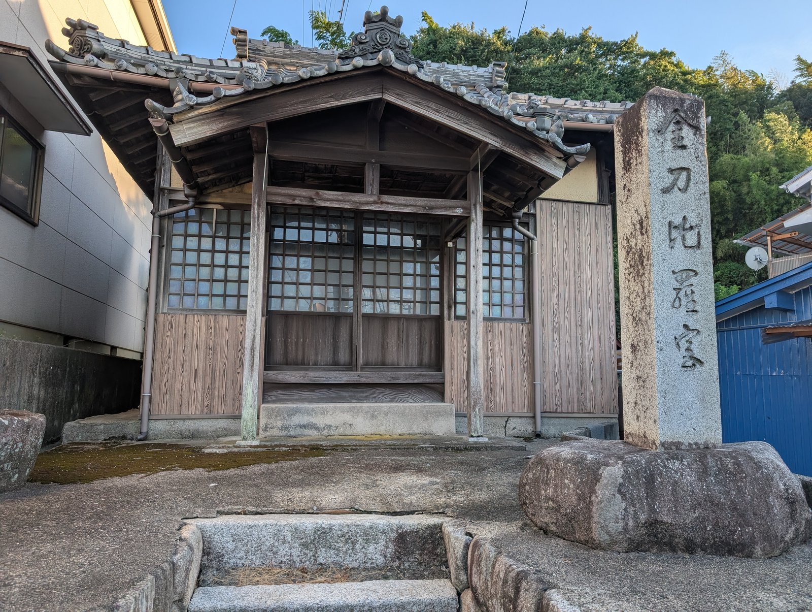 杖衝坂の金刀比羅宮。旧東海道の坂の途中に立つ