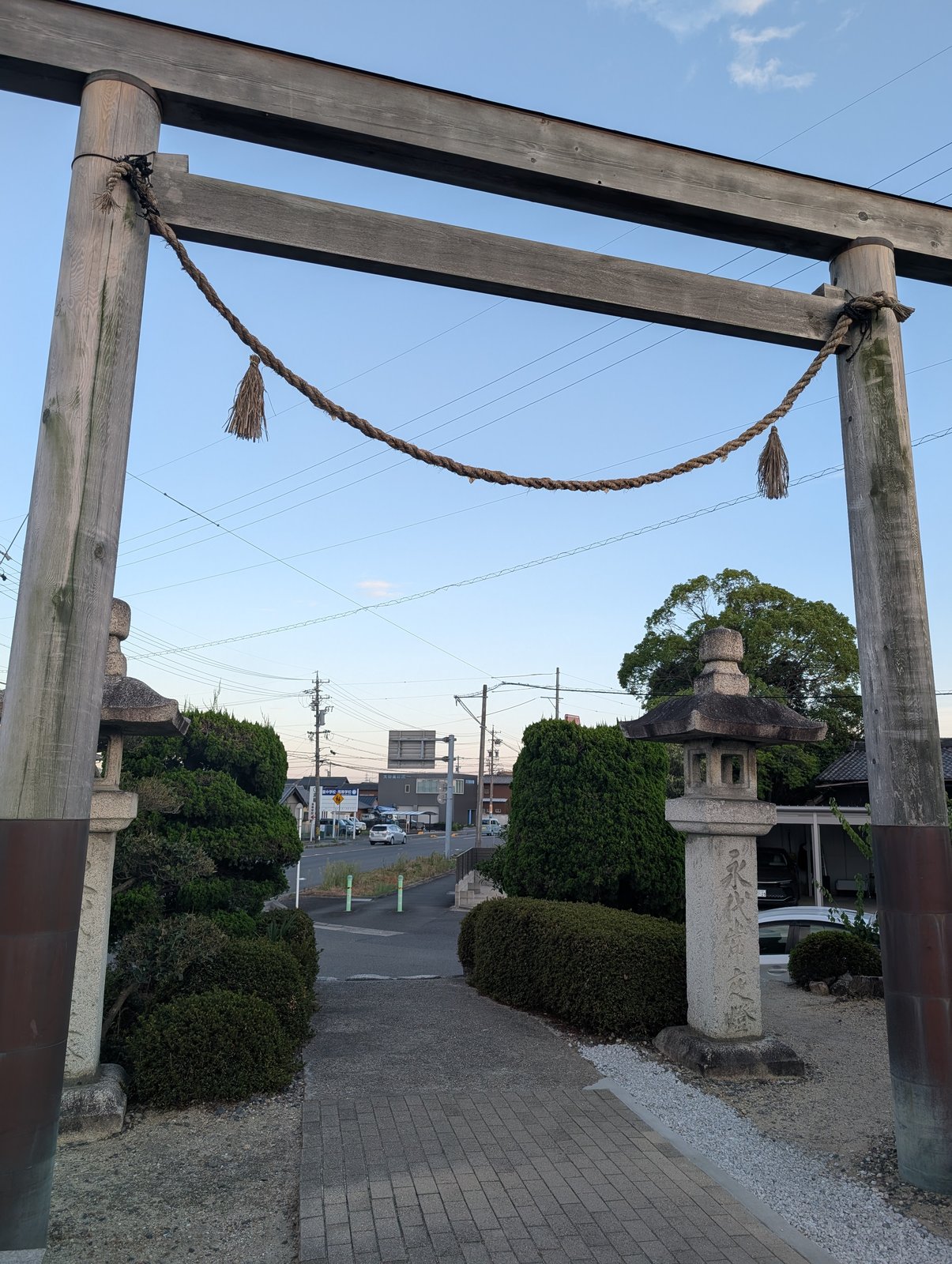 伊勢神宮遥拝鳥居。この先で道が二手に分かれる