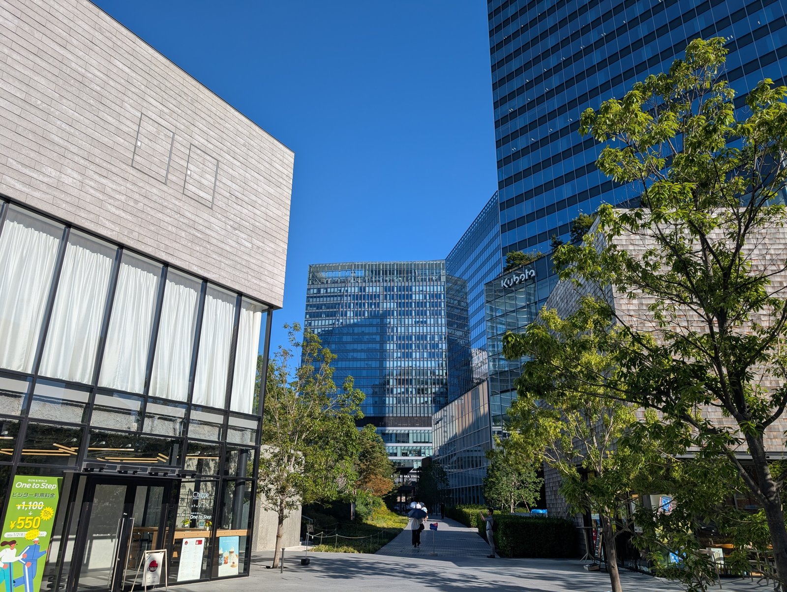 グラングリーン大阪。梅田墓があった一帯は緑の公園になった