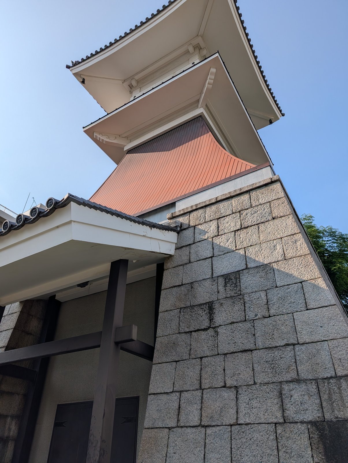 住吉高燈籠（かつての海岸線を示す灯台跡）の写真