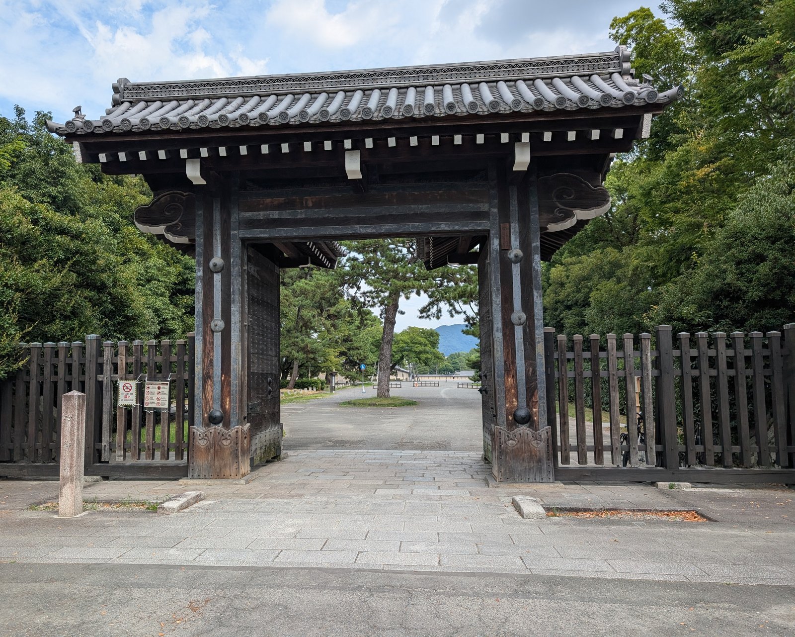 烏丸通に面して立つ蛤御門。門の奥が京都御苑