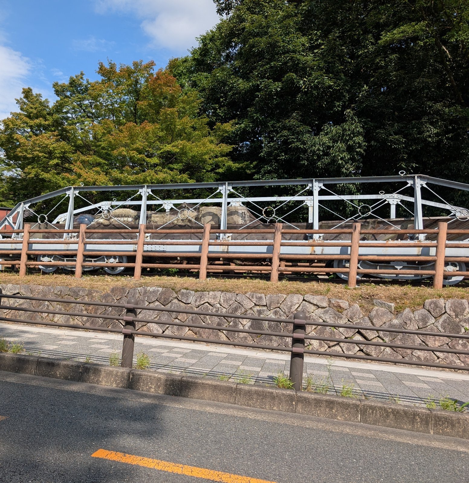 復元されたレールと、台車に載せられた三十石舟。三条通側から