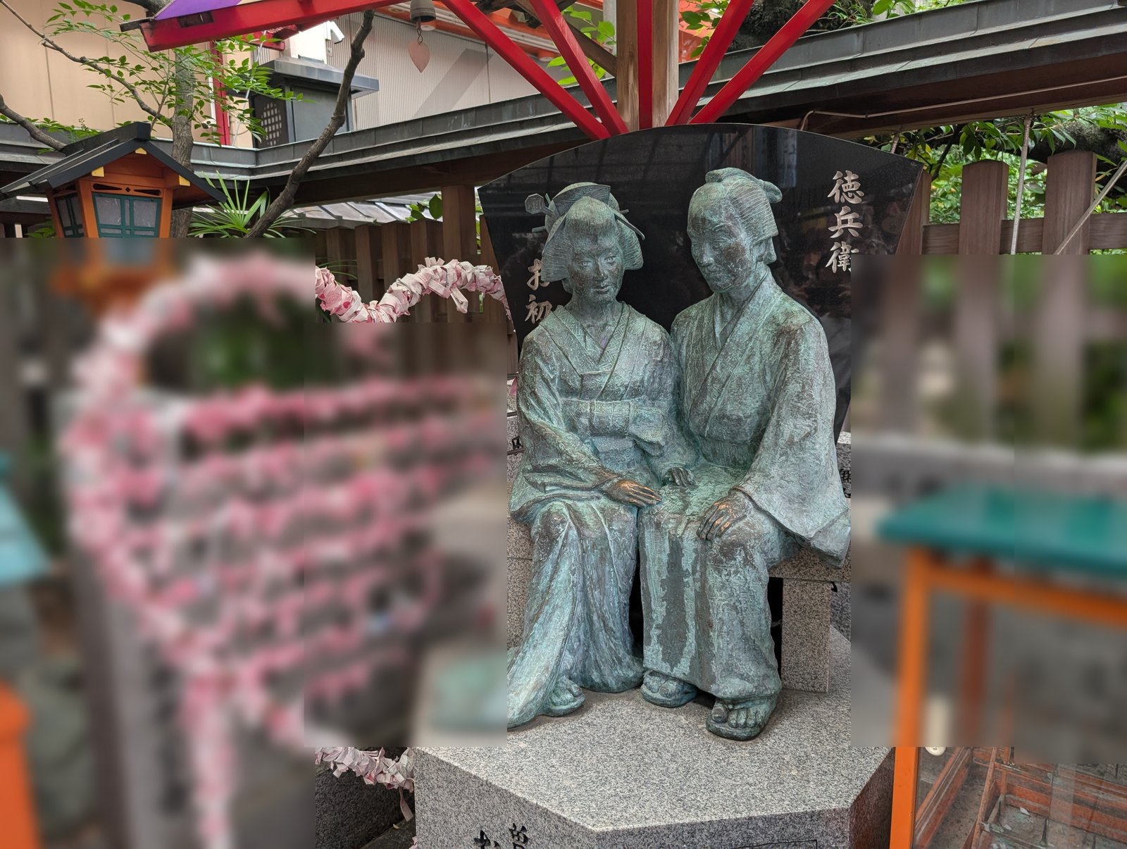 お初・徳兵衛のブロンズ像。実在の心中事件(1703年)の舞台に立つ