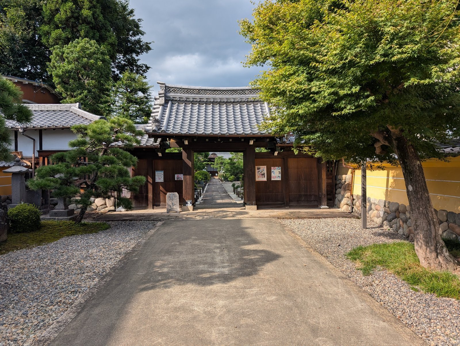 崇福寺の山門。門の奥に石畳の参道が抜ける（2026年9月撮影）