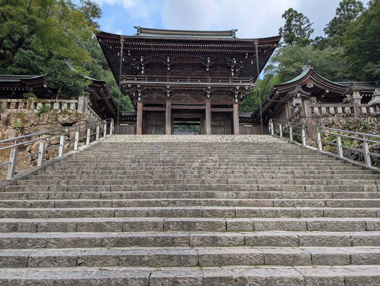 石段の下から楼門を見上げる（2026年9月撮影）