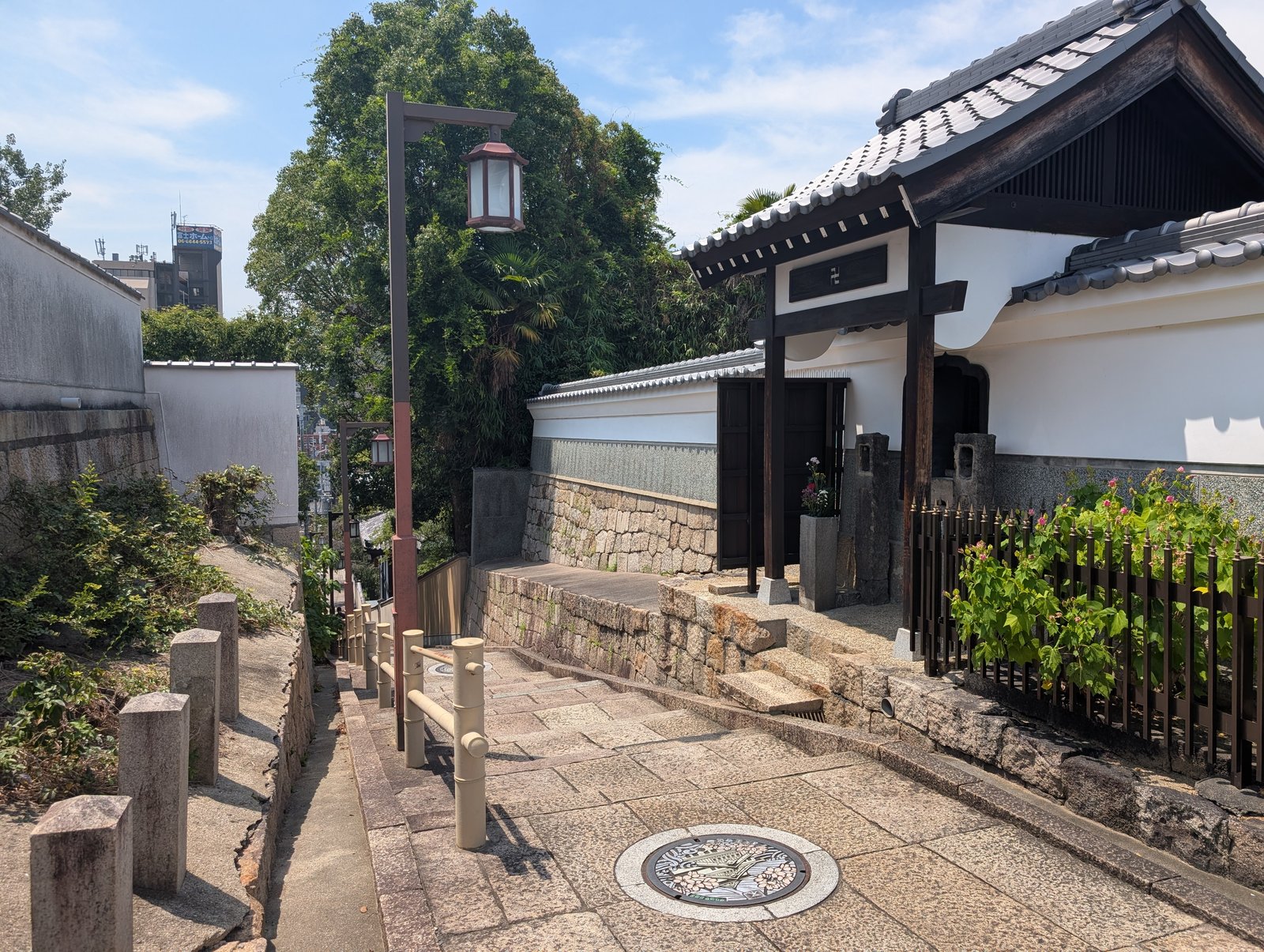 坂の上部。寺の白壁が続く