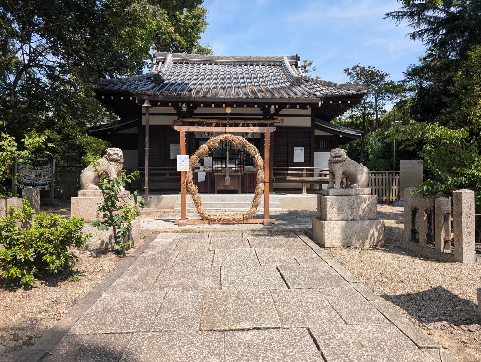 山門。訪問時(2026年7月)は夏越の茅の輪が設けられていた